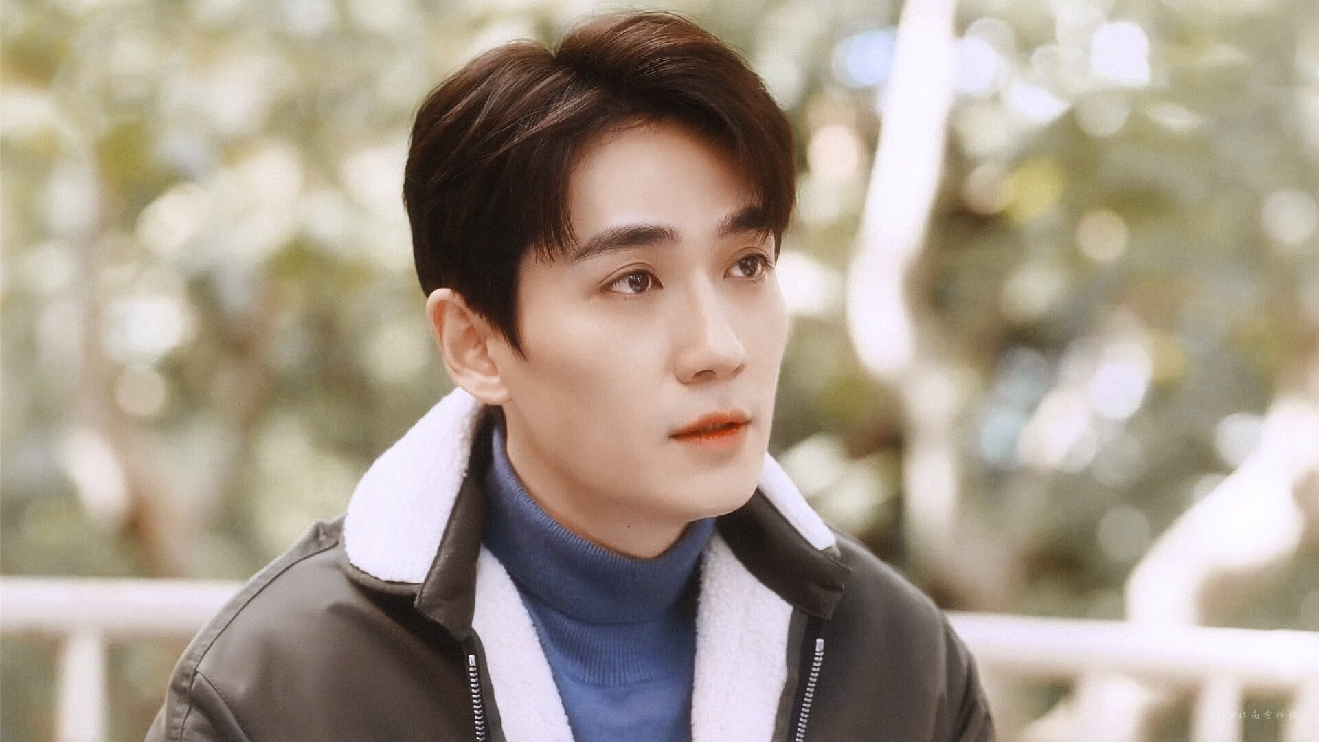 俱乐部世界杯-亚洲俱乐部杯赛场进入白热化，球迷热情高涨，亚洲足球联赛小组赛激战正酣